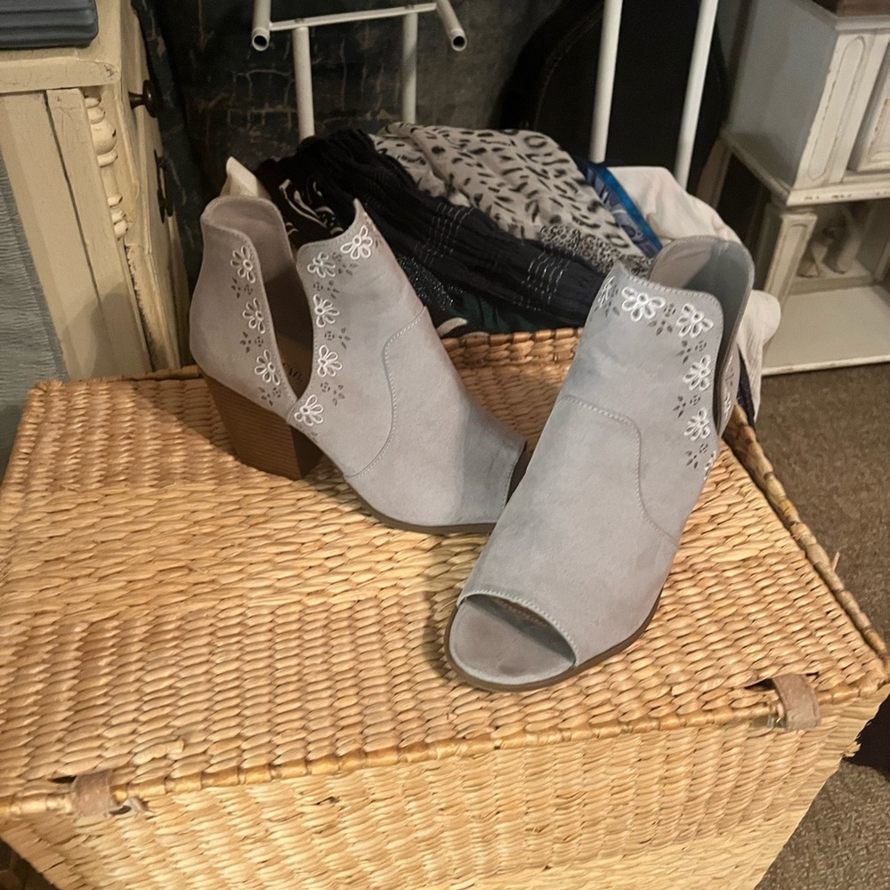 Beautiful soft grey open toe mules/shoes